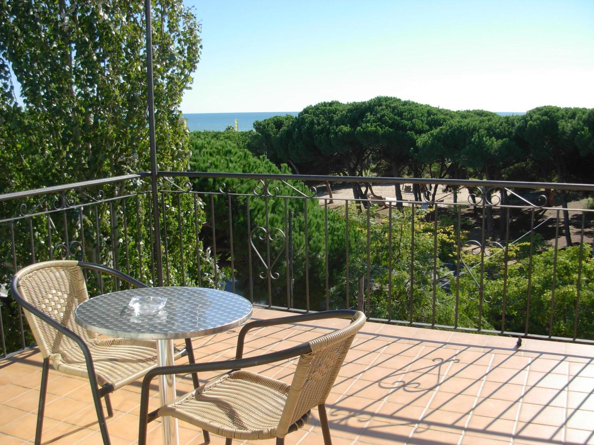 Hotel Rodsan Suizo Castelldefels Exterior foto